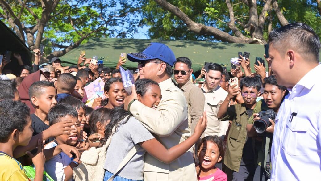 Anak-anak di tenda pengungsian Nagekeo tersenyum bersama Presiden