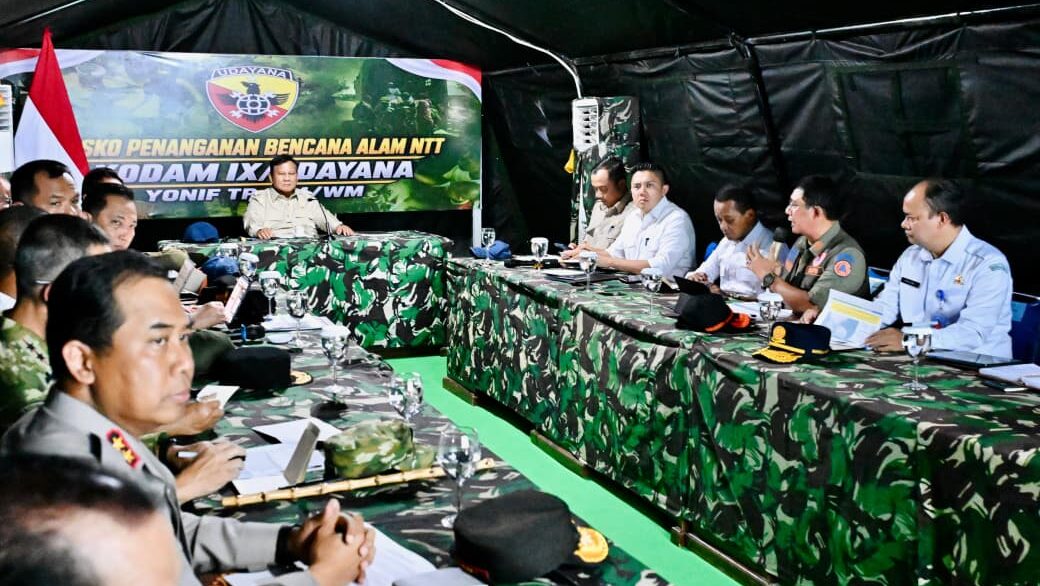Presiden Prabowo memimpin rapat penanganan gempa NTT di Posko Kodam IX/Udayana